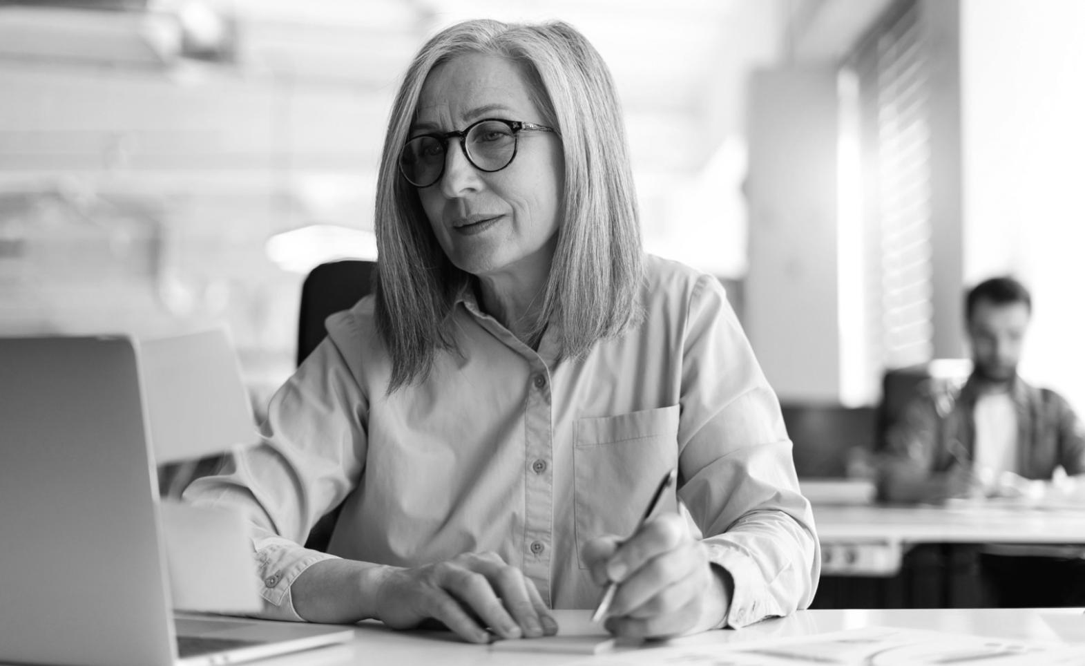 Teilnehmerin arbeitet konzentriert an einer Inhaltsanalyse